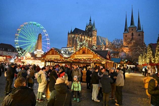 Eröffnung Erfurter Weihnachtsmarkt ** NUR FÜR REDAKTIONELLE ZWECKE ** EDITORIAL USE ONLY **<p>Eröffnung des 175. Erfurter Weihnachtsmarktes auf dem Domplatz. Von der Himmelsleiter, begleitet von zwei Engeln und den Weihnachtswichtel stieg der Heilige Nikolaus von der Himmelstreppe hinab und eröffnete gemeinsam mit den Oberbürgermeister Andreas Horn durch das Eischalten der Weihnachtsbaumbeleuchtung offiziell den Weihnachtsmarkt. Der Gospelchor Heavens Garden gaben die musikalische Umrahmung.< p> Thüringen Germany Erfurt *** Opening of Erfurt Christmas market FOR EDITORIAL PURPOSES ONLY EDITORIAL USE ONLY p Opening of the 175th Erfurt Christmas market on the cathedral square From the ladder to heaven, accompanied by two angels and the Copyright: doc83f2k99gcopntstimvt ,EDITORIAL USE ONLY