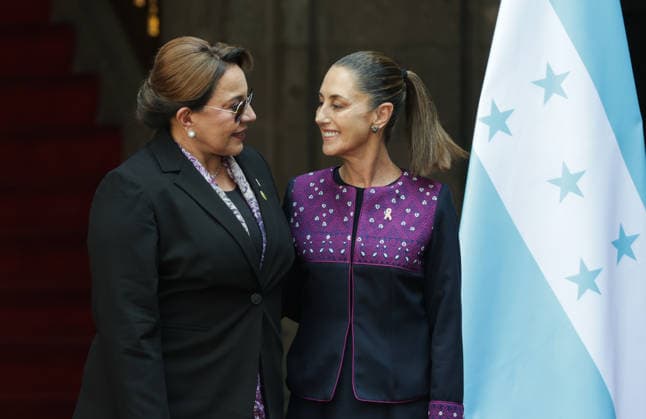 (251125) -- MEXICO CITY, Nov. 25, 2025 -- Mexican President Claudia Sheinbaum (R) hosts a welcome ceremony for visiting Honduran President Xiomara Castro in Mexico City, Mexico on Nov. 25, 2025. (Photo by Xinhua) MEXICO-MEXICO CITY-HONDURAS-PRESIDENT-VISIT FranciscoxCanedo 