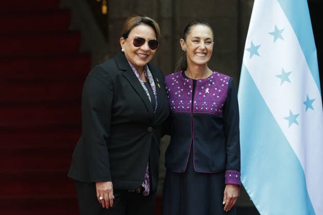 (251125) -- MEXICO CITY, Nov. 25, 2025 -- Mexican President Claudia Sheinbaum (R) hosts a welcome ceremony for visiting Honduran President Xiomara Castro in Mexico City, Mexico on Nov. 25, 2025. (Photo by Xinhua) MEXICO-MEXICO CITY-HONDURAS-PRESIDENT-VISIT FranciscoxCanedo 