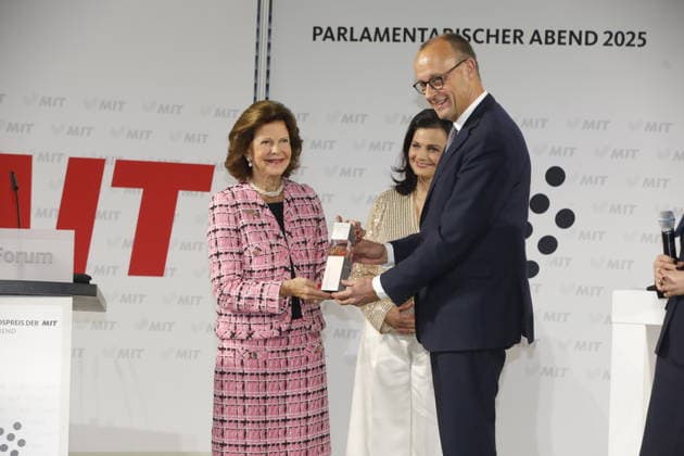 Königin Silvia von Schweden, Friedrich Merz und Gitta Connemann bei der Verleihung des Sonderpreises des Deutschen Mittelstandspreis der MIT an Königin Silvia von Schweden im Allianz Forum am Brandenburger Tor. Berlin, 25.11.2025 *** Queen Silvia of Sweden, Friedrich Merz and Gitta Connemann at the presentation of the special prize of the MIT German SME Award to Queen Silvia of Sweden at the Allianz Forum at the Brandenburg Gate Berlin, 25 11 2025 Copyright: xMatthiasxWehnertx