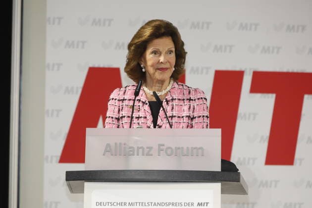 Queen Silvia of Sweden at the presentation of the special prize of the MIT German SME Award to Queen Silvia of Sweden at the Allianz Forum at the Brandenburg Gate Berlin, 25 11 2025 Copyright: xMatthiasxWehnertx