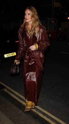 LONDON, ENGLAND - NOVEMBER 25: Rosie Huntington-Whiteley pictured at the unveiling of the Burberry and Claridge s 2025 Christmas Tree at Claridge s Hotel on November 25, 2025 in London, England Byline: Smart Pictures Think Pictures think Smart GOT A TIP STORY? CALL OR E-MAIL TEAM SMART, Credit:Ed Avalon  Copyright: xEdx xAvalonx 1054606370