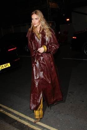 LONDON, ENGLAND - NOVEMBER 25: Rosie Huntington-Whiteley pictured at the unveiling of the Burberry and Claridge s 2025 Christmas Tree at Claridge s Hotel on November 25, 2025 in London, England Byline: Smart Pictures Think Pictures think Smart GOT A TIP STORY? CALL OR E-MAIL TEAM SMART, Credit:Ed Avalon  Copyright: xEdx xAvalonx 1054606374