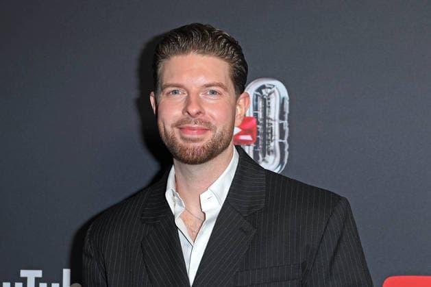 Olson on the red carpet at the YOUTUBE MUSIC AWARD DINNER at Grill Royal in Berlin on 25 11 2025