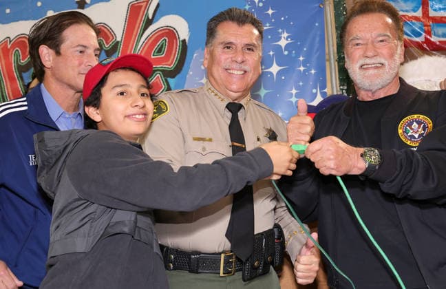 25 November 2025 - Los Angeles, California - Nathan Hochman, Zacky Munoz, Sheriff Robert G. Luna, Governor Arnold Schwarzenegger. 44th Annual Miracle on 1st Street Turkey Giveaway! held at The Hollenbeck Youth Center. Los Angeles USA - ZUMAa123 20251125_zaa_a123_012 Copyright: xADx