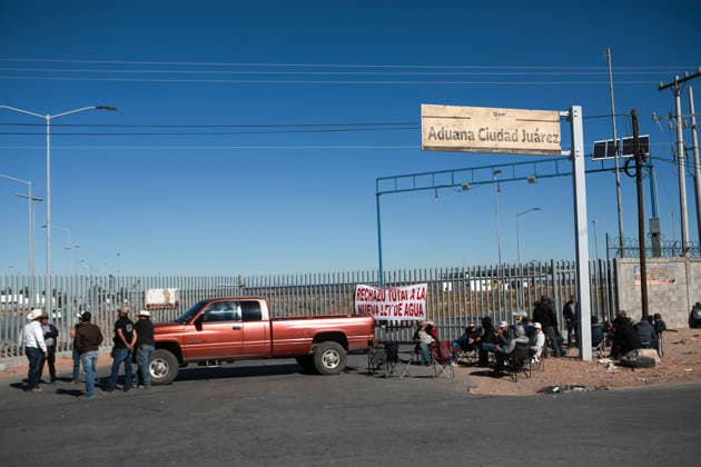 Trucks halted at Jeronimo-Santa Teresa border crossing amid water law protest CIUDAD JUAREZ , MEXICO - NOVEMBER 25: Trucks came to a complete halt at the Jeronimo-Santa Teresa border crossing as protesters blocked the road in opposition to the new water law reform on November 25, 2025 in Ciudad Juarez, Mexico. Since Monday, protesters have blocked the main gate of the Ciudad Juarez Customs Office, placing vehicles across the road along with folding chairs and a banner reading Total Rejection of the New Water Law. A line of trucks remains stationary in front of the blockade, bringing all traffic to a complete standstill. Christian Torres Anadolu Ciudad Juarez Mexico. Editorial use only. Please get in touch for any other usage.  Copyright: x2025xAnadoluxChristianxTorresx