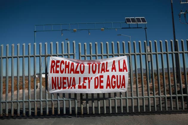 Trucks halted at Jeronimo-Santa Teresa border crossing amid water law protest CIUDAD JUAREZ , MEXICO - NOVEMBER 25: Trucks came to a complete halt at the Jeronimo-Santa Teresa border crossing as protesters blocked the road in opposition to the new water law reform on November 25, 2025 in Ciudad Juarez, Mexico. Since Monday, protesters have blocked the main gate of the Ciudad Juarez Customs Office, placing vehicles across the road along with folding chairs and a banner reading Total Rejection of the New Water Law. A line of trucks remains stationary in front of the blockade, bringing all traffic to a complete standstill. Christian Torres Anadolu Ciudad Juarez Mexico. Editorial use only. Please get in touch for any other usage.  Copyright: x2025xAnadoluxChristianxTorresx