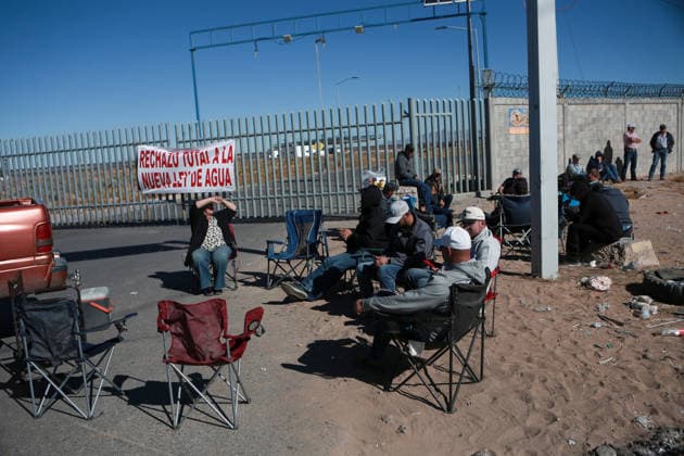 Trucks halted at Jeronimo-Santa Teresa border crossing amid water law protest CIUDAD JUAREZ , MEXICO - NOVEMBER 25: Trucks came to a complete halt at the Jeronimo-Santa Teresa border crossing as protesters blocked the road in opposition to the new water law reform on November 25, 2025 in Ciudad Juarez, Mexico. Since Monday, protesters have blocked the main gate of the Ciudad Juarez Customs Office, placing vehicles across the road along with folding chairs and a banner reading Total Rejection of the New Water Law. A line of trucks remains stationary in front of the blockade, bringing all traffic to a complete standstill. Christian Torres Anadolu Ciudad Juarez Mexico. Editorial use only. Please get in touch for any other usage.  Copyright: x2025xAnadoluxChristianxTorresx