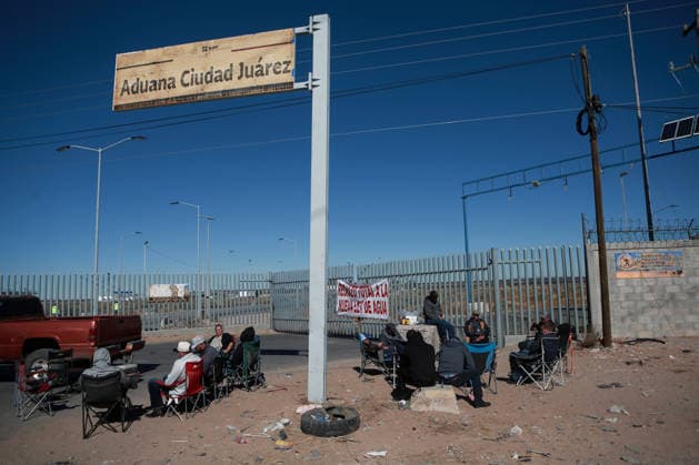 Trucks halted at Jeronimo-Santa Teresa border crossing amid water law protest CIUDAD JUAREZ , MEXICO - NOVEMBER 25: Trucks came to a complete halt at the Jeronimo-Santa Teresa border crossing as protesters blocked the road in opposition to the new water law reform on November 25, 2025 in Ciudad Juarez, Mexico. Since Monday, protesters have blocked the main gate of the Ciudad Juarez Customs Office, placing vehicles across the road along with folding chairs and a banner reading Total Rejection of the New Water Law. A line of trucks remains stationary in front of the blockade, bringing all traffic to a complete standstill. Christian Torres Anadolu Ciudad Juarez Mexico. Editorial use only. Please get in touch for any other usage.  Copyright: x2025xAnadoluxChristianxTorresx