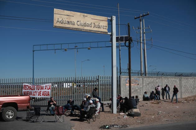Trucks halted at Jeronimo-Santa Teresa border crossing amid water law protest CIUDAD JUAREZ , MEXICO - NOVEMBER 25: Trucks came to a complete halt at the Jeronimo-Santa Teresa border crossing as protesters blocked the road in opposition to the new water law reform on November 25, 2025 in Ciudad Juarez, Mexico. Since Monday, protesters have blocked the main gate of the Ciudad Juarez Customs Office, placing vehicles across the road along with folding chairs and a banner reading Total Rejection of the New Water Law. A line of trucks remains stationary in front of the blockade, bringing all traffic to a complete standstill. Christian Torres Anadolu Ciudad Juarez Mexico. Editorial use only. Please get in touch for any other usage.  Copyright: x2025xAnadoluxChristianxTorresx