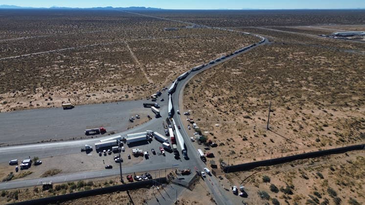 News Bilder des Tages Trucks halted at Jeronimo-Santa Teresa border crossing amid water law protest CIUDAD JUAREZ , MEXICO - NOVEMBER 25: Trucks came to a complete halt at the Jeronimo-Santa Teresa border crossing as protesters blocked the road in opposition to the new water law reform on November 25, 2025 in Ciudad Juarez, Mexico. Since Monday, protesters have blocked the main gate of the Ciudad Juarez Customs Office, placing vehicles across the road along with folding chairs and a banner reading Total Rejection of the New Water Law. A line of trucks remains stationary in front of the blockade, bringing all traffic to a complete standstill. Christian Torres Anadolu Ciudad Juarez Mexico. Editorial use only. Please get in touch for any other usage.  Copyright: x2025xAnadoluxChristianxTorresx