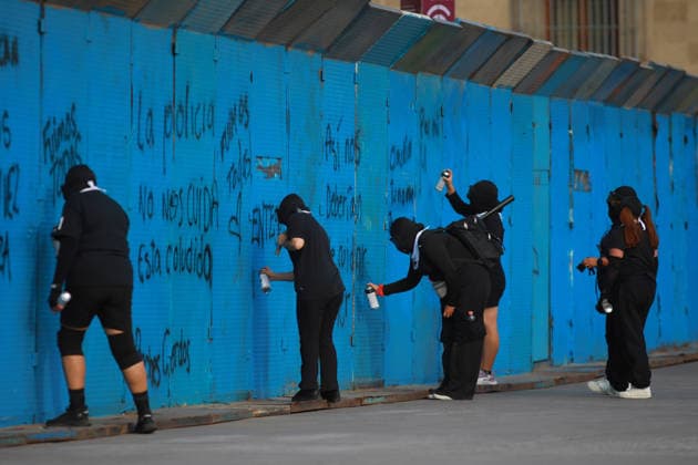 International Day for the Elimination of Violence against Women in Mexico MEXICO CITY, MEXICO - NOVEMBER 25: Masked women spray-paint slogans on the metal security fences that protect the National Palace during a protest to mark International Day for the Elimination of Violence against Women, in Mexico City, Mexico on November 25, 2025. Daniel Cardenas Anadolu Mexico City Mexico. Editorial use only. Please get in touch for any other usage.  Copyright: x2025xAnadoluxDanielxCardenasx