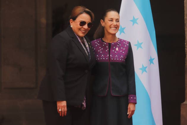 Honduran President Xiomara Castro Wecoming Ceremony In Mexico City Mexico™s President, Claudia Sheinbaum Pardo, and President of Honduras, Xiomara Castro during the official welcoming ceremony at the National Palace. on November 25, 2025 in Mexico City, Mexico. (Photo by Carlos Santiago Eyepix Group) Copyright: xCarlosxSantiagox xEyepixxGroupx CS_25112025_124932