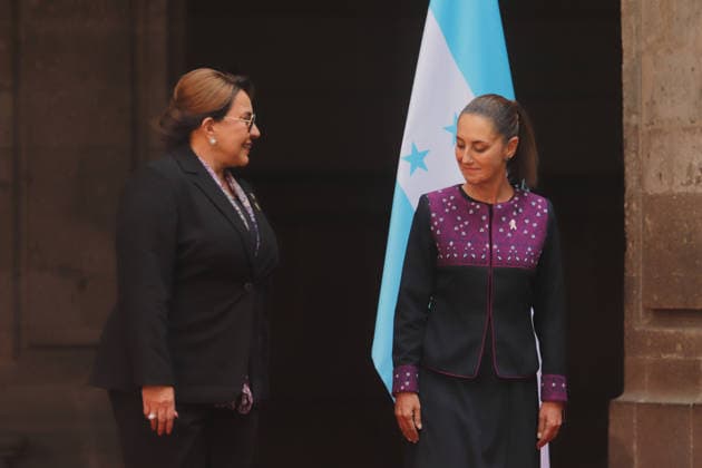 Honduran President Xiomara Castro Wecoming Ceremony In Mexico City Mexico™s President, Claudia Sheinbaum Pardo, and President of Honduras, Xiomara Castro during the official welcoming ceremony at the National Palace. on November 25, 2025 in Mexico City, Mexico. (Photo by Carlos Santiago Eyepix Group) Copyright: xCarlosxSantiagox xEyepixxGroupx CS_25112025_124930
