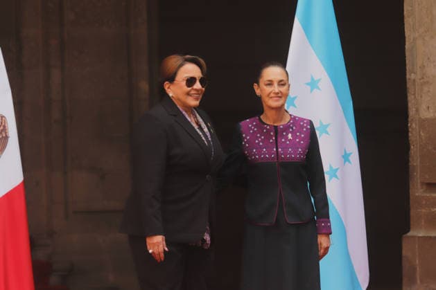 Honduran President Xiomara Castro Wecoming Ceremony In Mexico City Mexico™s President, Claudia Sheinbaum Pardo, and President of Honduras, Xiomara Castro during the official welcoming ceremony at the National Palace. on November 25, 2025 in Mexico City, Mexico. (Photo by Carlos Santiago Eyepix Group) Copyright: xCarlosxSantiagox xEyepixxGroupx CS_25112025_124931