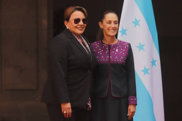 MexicoÃ¢â‚¬â ¢s President, Claudia Sheinbaum Pardo, and President of Honduras, Xiomara Castro during the official welcoming ceremony at the National Palace. on November 25, 2025 in Mexico City, Mexico. Mexico City Mexico - ZUMAe321 20251125_zia_e321_003 Copyright: xCarlosxSantiagox