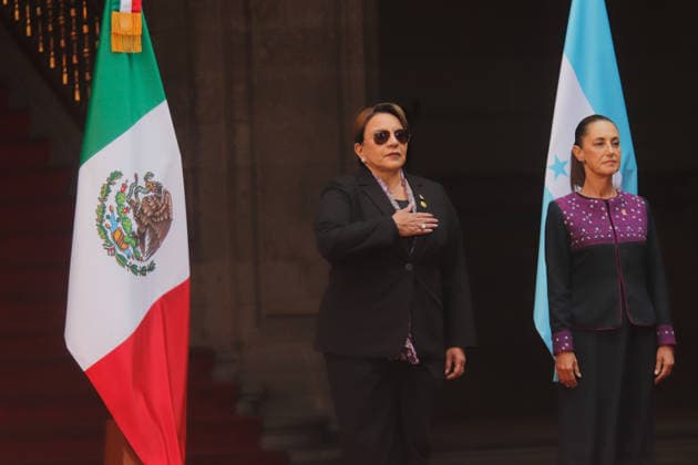 MexicoÃ¢â‚¬â ¢s President, Claudia Sheinbaum Pardo, and President of Honduras, Xiomara Castro during the official welcoming ceremony at the National Palace. on November 25, 2025 in Mexico City, Mexico. Mexico City Mexico - ZUMAe321 20251125_zia_e321_012 Copyright: xCarlosxSantiagox