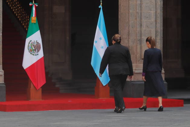 MexicoÃ¢â‚¬â ¢s President, Claudia Sheinbaum Pardo, and President of Honduras, Xiomara Castro during the official welcoming ceremony at the National Palace. on November 25, 2025 in Mexico City, Mexico. Mexico City Mexico - ZUMAe321 20251125_zia_e321_014 Copyright: xCarlosxSantiagox