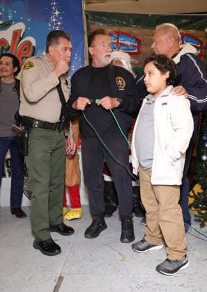 44th Annual Miracle on 1st Street Turkey Giveaway! 25 November 2025 . Los Angeles, California - Sheriff Robert G. Luna, Governor Arnold Schwarzenegger, Danny Hernandez, Jacob Munoz At 44th Annual Miracle on 1st Street Turkey Giveaway! held at The Hollenbeck Youth Center in Los Angeles., Credit:Sadou Faye Avalon United States, CA, Los Angeles, The Hollenbeck Youth Center  Copyright: xSadouxFayex xAvalonx 1054631565