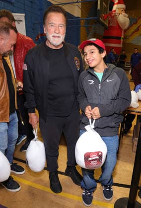 44th Annual Miracle on 1st Street Turkey Giveaway! 25 November 2025 . Los Angeles, California - Governor Arnold Schwarzenegger, Zacky Munoz At 44th Annual Miracle on 1st Street Turkey Giveaway! held at The Hollenbeck Youth Center in Los Angeles., Credit:Sadou Faye Avalon United States, CA, Los Angeles, The Hollenbeck Youth Center  Copyright: xSadouxFayex xAvalonx 1054631983