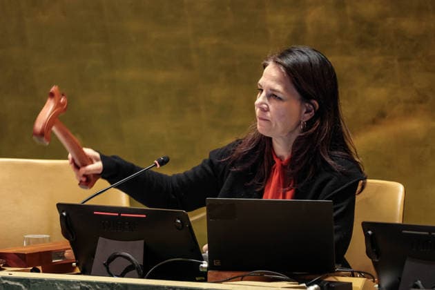 News Bilder des Tages November 25, 2025, New York, New York, USA: President of the General Assembly ANNALENA BAERBOCK hits the ThorÃ¢â‚¬â ¢s Gavel to close the High-Level Meeting on the appraisal of the UN Global Plan of Action to Combat Trafficking in Persons at UNHQ, member delegates spoke for two days warning of a sharp increase in women child victims and forced labour, driven by conflict, displacement and climate-related crises, and urged stronger laws, digital-age protections and accountability to end exploitation. New York USA - ZUMAo116 20251125_znp_o116_030 Copyright: xBiancaxOterox