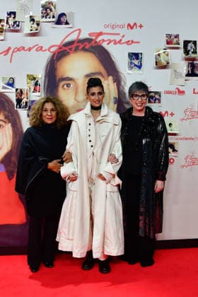 Premiere of the documentary film Flores para Antonio Lolita Flores, Alba Flores and Ana Villa during the premiere of the documentary film Flores para Antonio , on November 25, 2025, in Madrid Spain In Flores para Antonio Alba Flores explores the life and work of her father through unpublished materials, such as home videos, photos, drawings, archival footage and her own music PHOTOCALL FILM PREMIERE Ó Madrid Madrid Spain  Copyright: xOscarxOrtizx 7126242