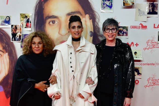 Premiere of the documentary film Flores para Antonio Lolita Flores, Alba Flores and Ana Villa during the premiere of the documentary film Flores para Antonio , on November 25, 2025, in Madrid Spain In Flores para Antonio Alba Flores explores the life and work of her father through unpublished materials, such as home videos, photos, drawings, archival footage and her own music PHOTOCALL FILM PREMIERE Ó Madrid Madrid Spain  Copyright: xOscarxOrtizx 7126243
