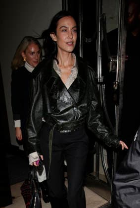 lexa Chung Burberry & Claridge s Unveil the 2025 Christmas Tree LONDON, ENGLAND - NOVEMBER 25: Alexa Chung pictured leaving the Burberry and Claridge s 2025 Christmas Tree at Claridge s Hotel on November 25, 2025 in London, England., Credit:James Smart Pictures Avalon  Copyright: xJames xSmartxPicturesx xAvalonx 1054658331