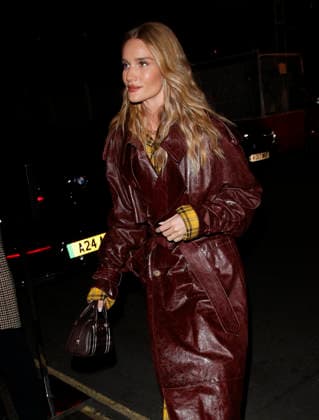 Rosie Huntington-Whiteley Burberry & Claridge s Unveil the 2025 Christmas Tree LONDON, ENGLAND - NOVEMBER 25: Rosie Huntington-Whiteley pictured leaving the Burberry and Claridge s 2025 Christmas Tree at Claridge s Hotel on November 25, 2025 in London, England., Credit:James Smart Pictures Avalon  Copyright: xJames xSmartxPicturesx xAvalonx 1054658344