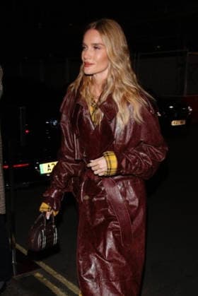 Rosie Huntington-Whiteley Burberry & Claridge s Unveil the 2025 Christmas Tree LONDON, ENGLAND - NOVEMBER 25: Rosie Huntington-Whiteley pictured leaving the Burberry and Claridge s 2025 Christmas Tree at Claridge s Hotel on November 25, 2025 in London, England., Credit:James Smart Pictures Avalon  Copyright: xJames xSmartxPicturesx xAvalonx 1054658347