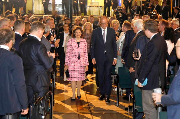 Queen Silvia of Sweden and Friedrich Merz at the presentation of the special prize of the MIT German SME Award to Queen Silvia of Sweden at the Allianz Forum at the Brandenburg Gate Berlin, 25 11 2025 Foto:xAgenturxWehnertx xGränzdörferx xFuturexImagex mittelstandspreis_5103