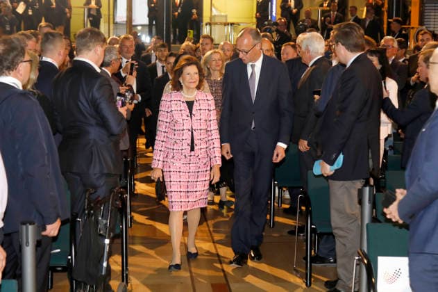 Queen Silvia of Sweden and Friedrich Merz at the presentation of the special prize of the MIT German SME Award to Queen Silvia of Sweden at the Allianz Forum at the Brandenburg Gate Berlin, 25 11 2025 Foto:xAgenturxWehnertx xGränzdörferx xFuturexImagex mittelstandspreis_5105