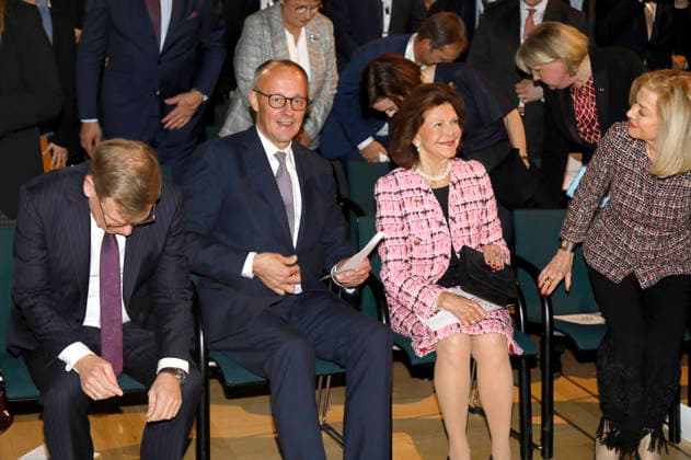 Johann Wadephul, Friedrich Merz, Queen Silvia of Sweden and Veronika Wand Danielsson at the presentation of the special prize of the MIT German SME Award to Queen Silvia of Sweden at the Allianz Forum at the Brandenburg Gate Berlin, 25 11 2025 Foto:xAgenturxWehnertx xGränzdörferx xFuturexImagex mittelstandspreis_5107