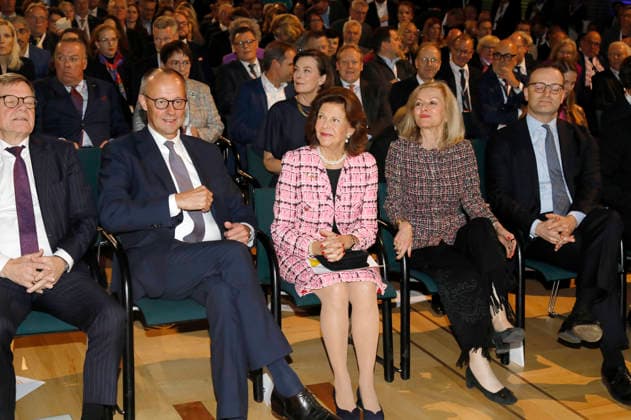 Johann Wadephul, Friedrich Merz, Queen Silvia of Sweden, Veronika Wand Danielsson and Jens Spahn at the presentation of the special prize of the MIT German SME Award to Queen Silvia of Sweden at the Allianz Forum at the Brandenburg Gate Berlin, 25 11 2025 Foto:xAgenturxWehnertx xGränzdörferx xFuturexImagex mittelstandspreis_5109
