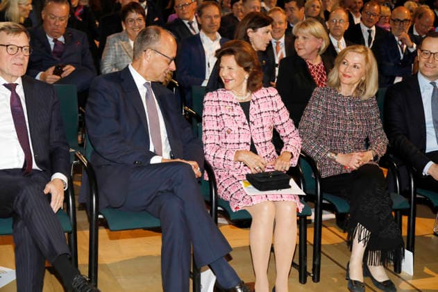 Johann Wadephul, Friedrich Merz, Queen Silvia of Sweden, Veronika Wand Danielsson and Jens Spahn at the presentation of the special prize of the MIT German SME Award to Queen Silvia of Sweden at the Allianz Forum at the Brandenburg Gate Berlin, 25 11 2025 Foto:xAgenturxWehnertx xGränzdörferx xFuturexImagex mittelstandspreis_5112