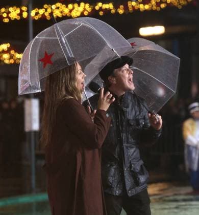 Macy s 99th Thanksgiving Day Parade rehearsals on 34th Street outside of Macy s in the pouring rain Featuring: Colbie Caillat, Gavin DeGraw Where: New York, New York, United States When: 25 Nov 2025 Credit: Adam Nemser INSTARimages EDITORIAL USE ONLY. NOT FOR USE BY NEWSPAPERS BASED IN THE UK. Copyright: xx instar55293863