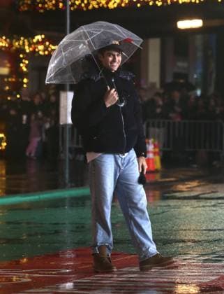Macy s 99th Thanksgiving Day Parade rehearsals on 34th Street outside of Macy s in the pouring rain Featuring: Matteo Bocelli Where: New York, New York, United States When: 25 Nov 2025 Credit: Adam Nemser INSTARimages EDITORIAL USE ONLY. NOT FOR USE BY NEWSPAPERS BASED IN THE UK. Copyright: xx instar55293877