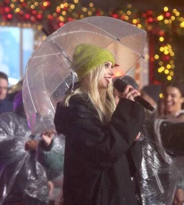 Macy s 99th Thanksgiving Day Parade rehearsals on 34th Street outside of Macy s in the pouring rain Featuring: Taylor Momsen Where: New York, New York, United States When: 25 Nov 2025 Credit: Adam Nemser INSTARimages EDITORIAL USE ONLY. NOT FOR USE BY NEWSPAPERS BASED IN THE UK. Copyright: xx instar55293913