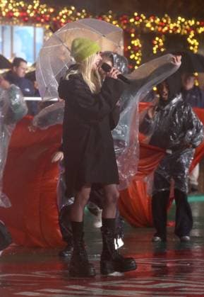 Macy s 99th Thanksgiving Day Parade rehearsals on 34th Street outside of Macy s in the pouring rain Featuring: Taylor Momsen Where: New York, New York, United States When: 25 Nov 2025 Credit: Adam Nemser INSTARimages EDITORIAL USE ONLY. NOT FOR USE BY NEWSPAPERS BASED IN THE UK. Copyright: xx instar55293914