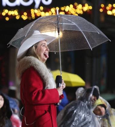 Macy s 99th Thanksgiving Day Parade rehearsals on 34th Street outside of Macy s in the pouring rain Featuring: Lainey Wilson Where: New York, New York, United States When: 25 Nov 2025 Credit: Adam Nemser INSTARimages EDITORIAL USE ONLY. NOT FOR USE BY NEWSPAPERS BASED IN THE UK. Copyright: xx instar55293839