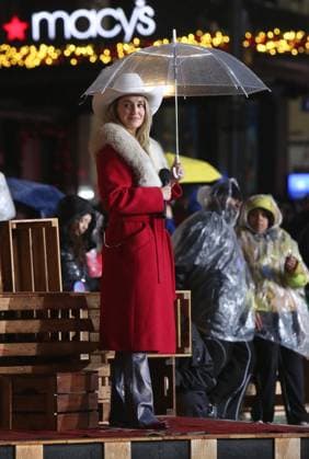 Macy s 99th Thanksgiving Day Parade rehearsals on 34th Street outside of Macy s in the pouring rain Featuring: Lainey Wilson Where: New York, New York, United States When: 25 Nov 2025 Credit: Adam Nemser INSTARimages EDITORIAL USE ONLY. NOT FOR USE BY NEWSPAPERS BASED IN THE UK. Copyright: xx instar55293842