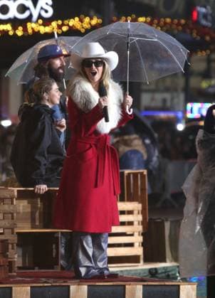 Macy s 99th Thanksgiving Day Parade rehearsals on 34th Street outside of Macy s in the pouring rain Featuring: Lainey Wilson Where: New York, New York, United States When: 25 Nov 2025 Credit: Adam Nemser INSTARimages EDITORIAL USE ONLY. NOT FOR USE BY NEWSPAPERS BASED IN THE UK. Copyright: xx instar55293852