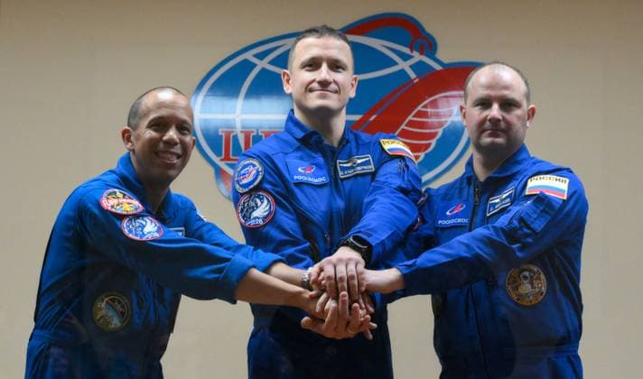 Kazakhstan Russia Space 9055359 26.11.2025 Prime crew members of the 74th expedition to the International Space Station (ISS), NASA astronaut Christopher Williams, Roscosmos cosmonauts Sergey Kud-Sverchkov and Sergei Mikaev pose for a photo after a news conference in Baikonur, Kazakhstan. The launch of the Russian Soyuz-2.1a rocket with the Soyuz MS-28 spacecraft is scheduled for November 27. Grigory Sysoev Sputnik Baikonur Kazakhstan  Copyright: xGrigoryxSysoevx