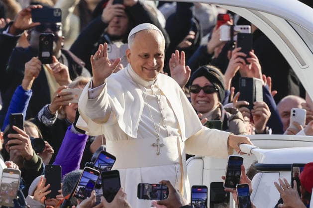 Pope Leo XIV attends his weekly general audience VATICAN CITY, VATICAN, NOVEMBER 26: Pope Leo XIV waves to the faithful as he arrives for his weekly general audience in St Peter’s Square at the Vatican, on November 26, 2025. Riccardo De Luca Anadolu Vatican City Vatican. Editorial use only. Please get in touch for any other usage.  Copyright: x2025xAnadoluxRiccardoxDexLucax