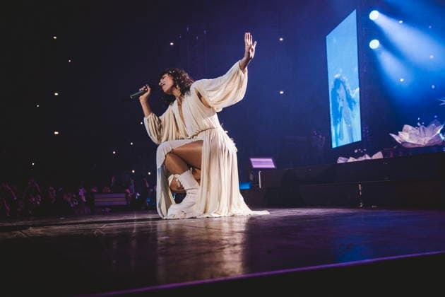 November 25, 2025, Rome, Italy: Singer Elisa Toffoli, performs live on stage at Palazzo dello Sport during her Palasport tour. Rome Italy - ZUMAs197 20251125_aaa_s197_357 Copyright: xValeriaxMagrix