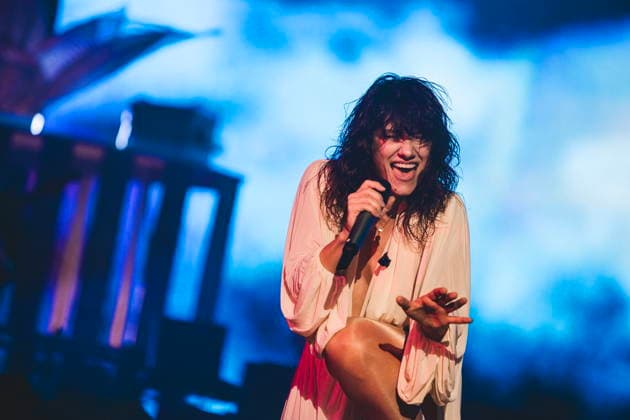 November 25, 2025, Rome, Italy: Singer Elisa Toffoli, performs live on stage at Palazzo dello Sport during her Palasport tour. Rome Italy - ZUMAs197 20251125_aaa_s197_358 Copyright: xValeriaxMagrix