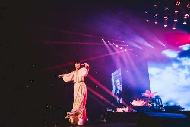 November 25, 2025, Rome, Italy: Singer Elisa Toffoli, performs live on stage at Palazzo dello Sport during her Palasport tour. Rome Italy - ZUMAs197 20251125_aaa_s197_360 Copyright: xValeriaxMagrix