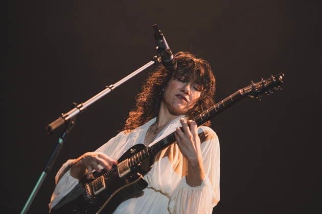 November 25, 2025, Rome, Italy: Singer Elisa Toffoli, performs live on stage at Palazzo dello Sport during her Palasport tour. Rome Italy - ZUMAs197 20251125_aaa_s197_361 Copyright: xValeriaxMagrix