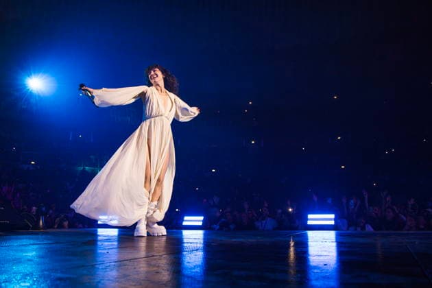 November 25, 2025, Rome, Italy: Singer Elisa Toffoli, performs live on stage at Palazzo dello Sport during her Palasport tour. Rome Italy - ZUMAs197 20251125_aaa_s197_365 Copyright: xValeriaxMagrix