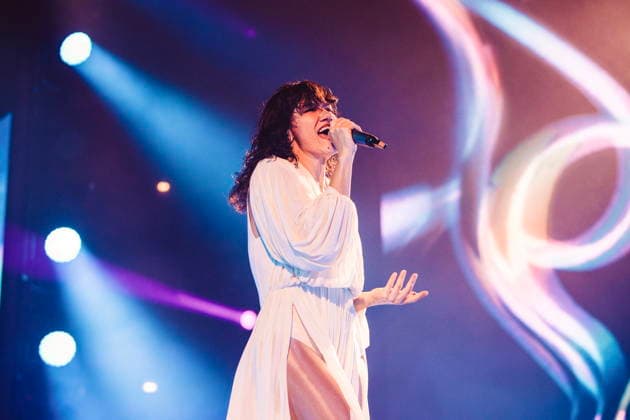 November 25, 2025, Rome, Italy: Singer Elisa Toffoli, performs live on stage at Palazzo dello Sport during her Palasport tour. Rome Italy - ZUMAs197 20251125_aaa_s197_372 Copyright: xValeriaxMagrix